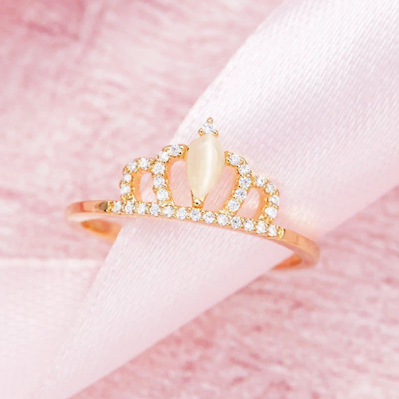 WHITE CAT-EYE CROWN RING